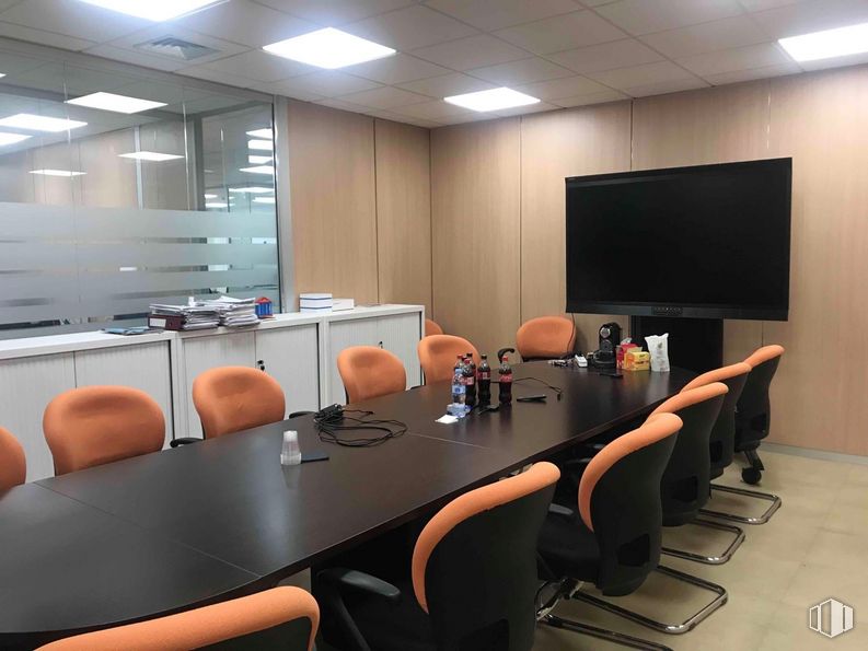 Oficina en alquiler en Zona empresarial, San Sebastián de los Reyes, Madrid, 28700 con silla, mesa, televisión, mueble, silla de oficina, mesa de conferencias, escritorio, interiorismo, edificio y suelos alrededor