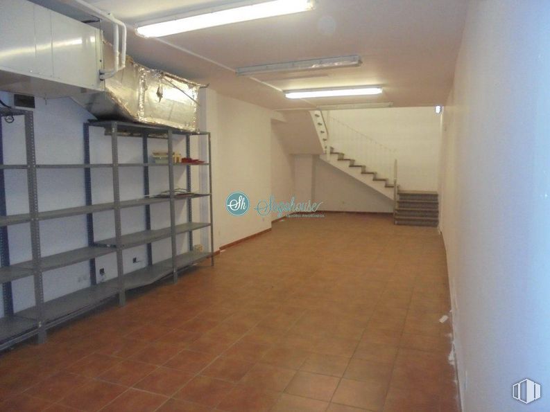 Office for rent at Calle San Frutos, Segovia, 40001 with furniture, building, fixture, floor, shelf, flooring, door, hall, shelving and ceiling around