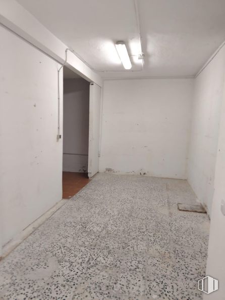 Retail for rent at Avenida Chaparral, San Sebastián de los Reyes, Madrid, 28700 with light fixture, lighting, flooring, floor, wall, composite material, ceiling, grey, concrete and tile flooring around