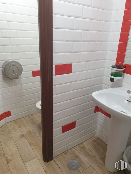 Local en venta en Zona Universidad, Móstoles, Madrid, 28933 con fregadero, propiedad, grifo, madera, edificio, accesorios de fontanería, suelo, lavabo, suelos y línea alrededor