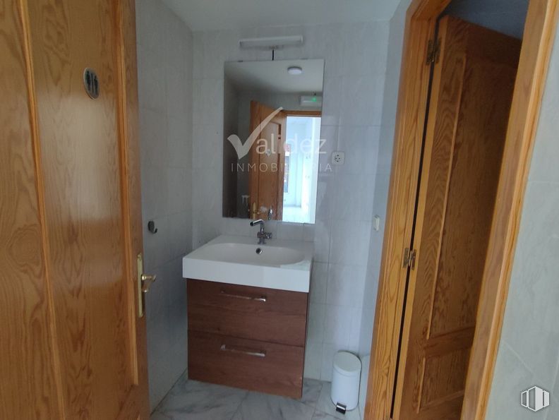 Retail for rent at Zona centro, El Escorial, Madrid, 28280 with bathroom cabinet, wardrobe, sink, mirror, property, building, plumbing fixture, tap, cabinetry and bathroom sink around