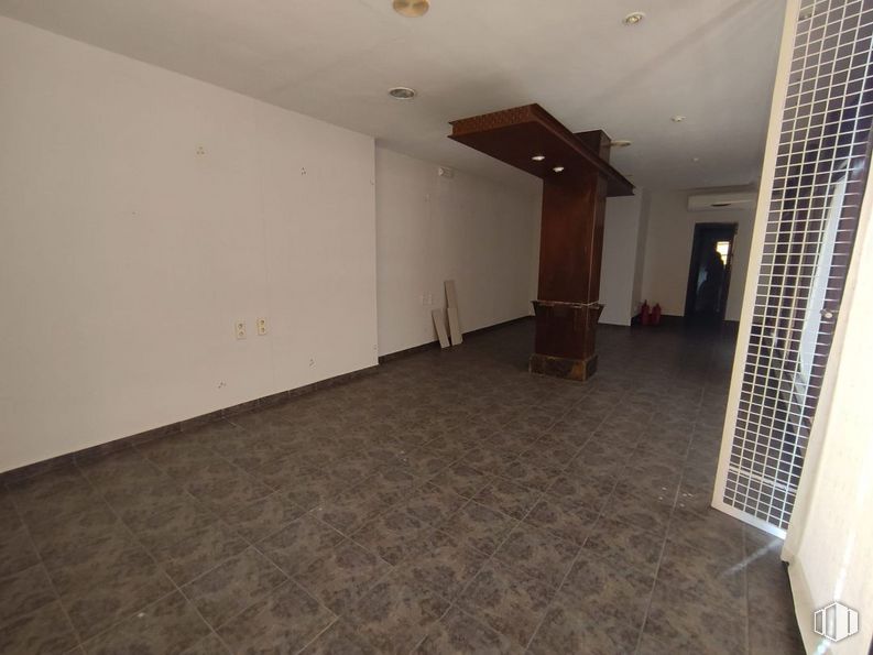 Retail for rent at Barrio Santa María de Benquerencia, Toledo, 45007 with furniture, wood, hall, flooring, floor, fixture, hardwood, ceiling, plaster and composite material around