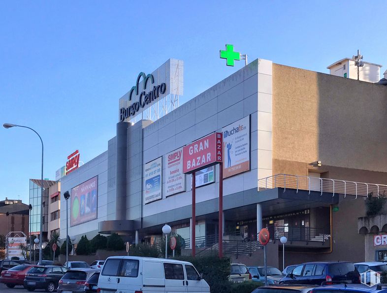 Retail for rent at Centro Comercial Burgocentro II, Las Rozas de Madrid, Madrid, 28231 with van, building, car, land vehicle, sky, automotive parking light, street light, vehicle, tire and wheel around