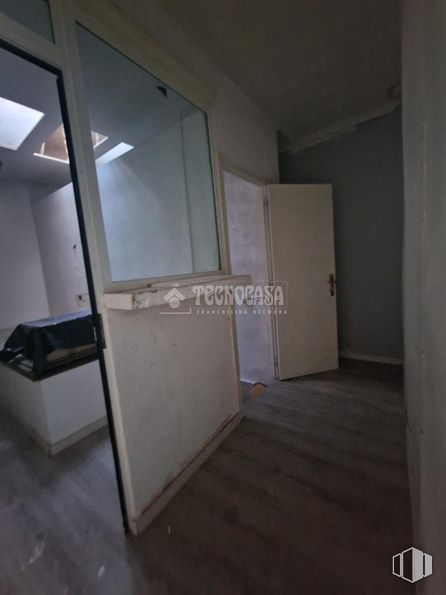 Local en venta en Calle Vía Carpetana, Carabanchel, Madrid, 28047 con edificio, casa, accesorio, suelos, madera, exterior del automóvil, puerta del vehículo, madera dura, sombra y vidrio alrededor