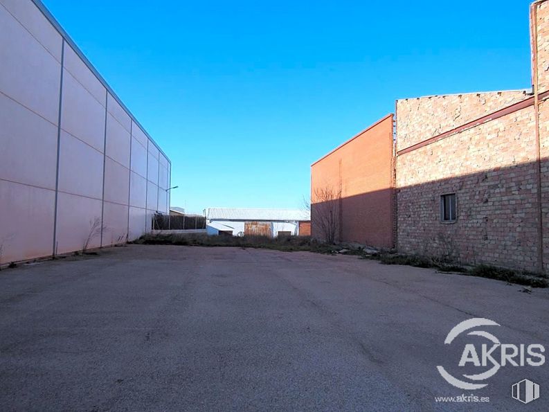 Industrial for sale at Calle Río Torviscal, Toledo, 45007 with building, sky, road surface, asphalt, land lot, tar, neighbourhood, residential area, sidewalk and facade around