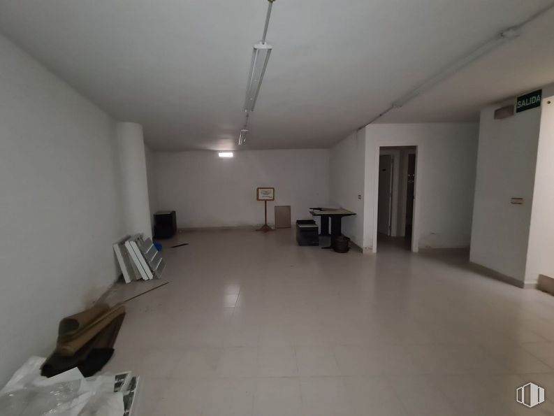 Local en venta en Zona Nueva Segovia, Segovia, 40006 con alumbrado, puerta, accesorio, diseño de interiores, edificio, madera, pavimento, piso, pasillo y material compuesto alrededor