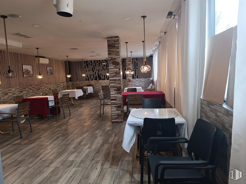 Local en alquiler en Avenida Córdoba, Usera, Madrid, 28026 con silla, lámpara, mesa, mesa, mesa de cocina y comedor, alumbrado, mueble, madera, interiorismo y suelo alrededor