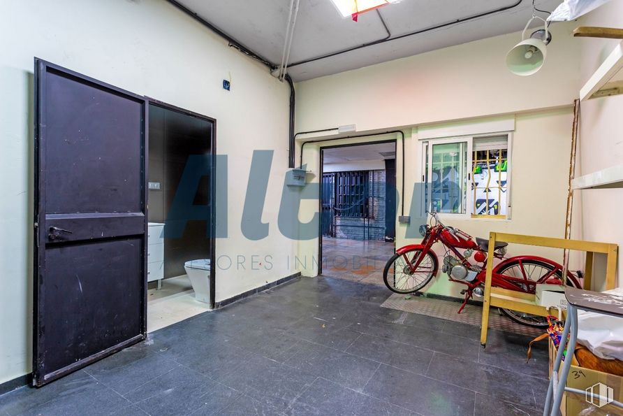 Local en venta en Calle Andrés Mellado, Chamberí, Madrid, 28015 con neumático, puerta, bicicleta, alumbrado, rueda, edificio, neumático para bicicleta, rueda de bicicleta, suelos y suelo alrededor