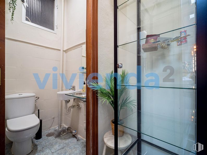 Local en alquiler en Zona Concepción, Ciudad Lineal, Madrid, 28027 con inodoro, planta de interior, ventana, planta, edificio, maceta, accesorio, asiento del inodoro, suelo y puerta alrededor