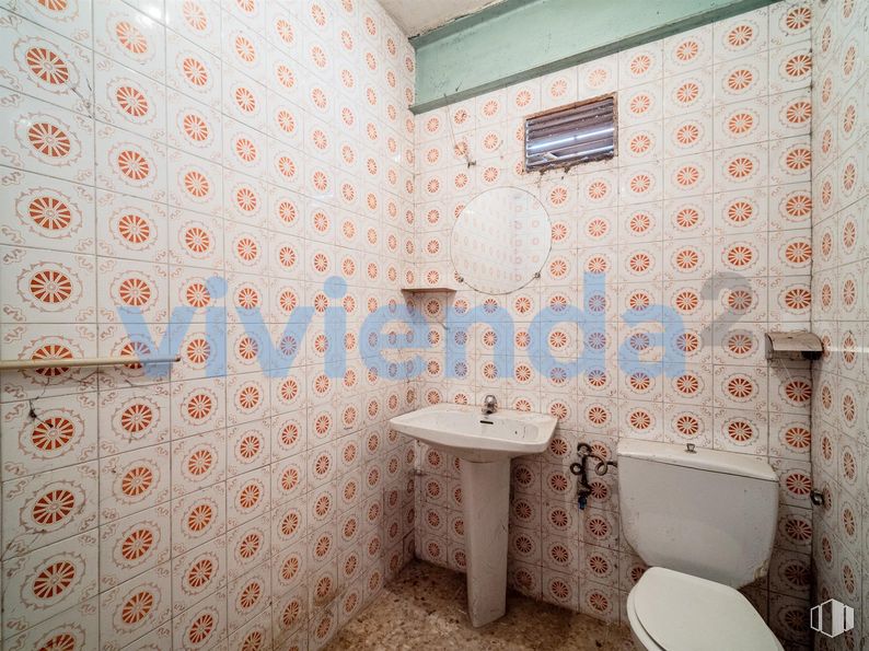 Local en venta en Calle San Fidel, Ciudad Lineal, Madrid, 28017 con inodoro, fregadero, accesorios de fontanería, propiedad, asiento del inodoro, espejo, cuarto de baño, morado, lavabo y edificio alrededor