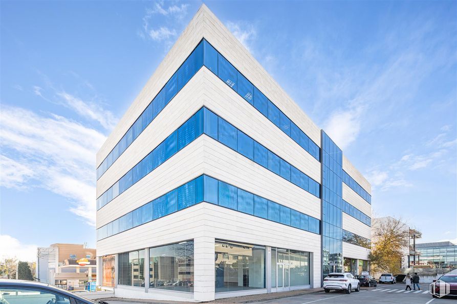 Retail for rent at Avenida Industria, 37, Alcobendas, Madrid, 28108 with building, cloud, sky, car, wheel, vehicle, urban design, facade, real estate and city around