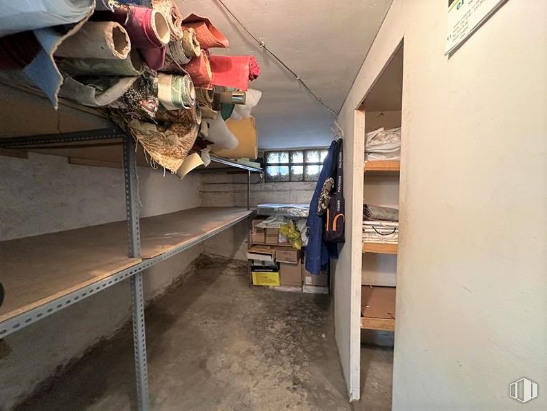 Local en venta en Calle Manresa, Fuencarral - El Pardo, Madrid, 28034 con sombrero, bolsa, equipaje y bolsos, madera, estante, suelo, estantería, suelos, techo y diseño automovilístico alrededor