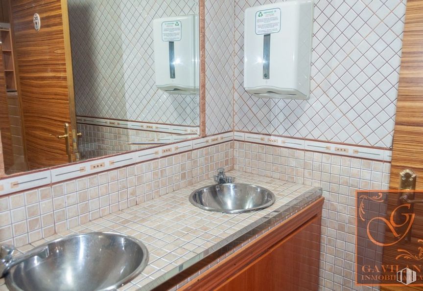 Local en venta en Calle Constitución, Daganzo de Arriba, Madrid, 28814 con fregadero, marrón, espejo, grifo, accesorio de plomería, propiedad, encimera, lavabo de baño, fregadero de cocina y ebanistería alrededor