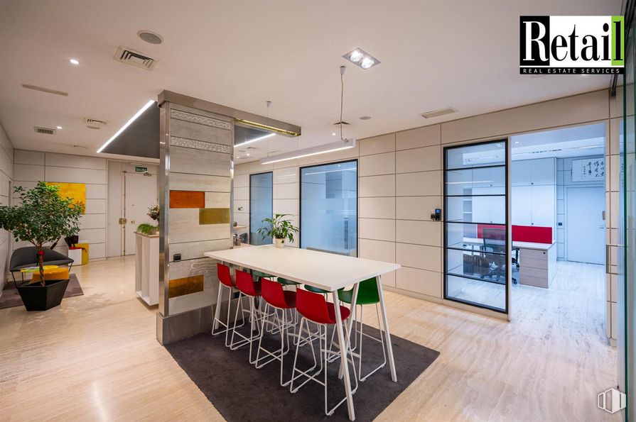 Oficina en alquiler en Calle Serrano, Salamanca, Madrid, 28001 con planta de interior, silla, mesa, puerta, mesa de cocina y comedor, mueble, propiedad, planta, accesorio y maceta alrededor