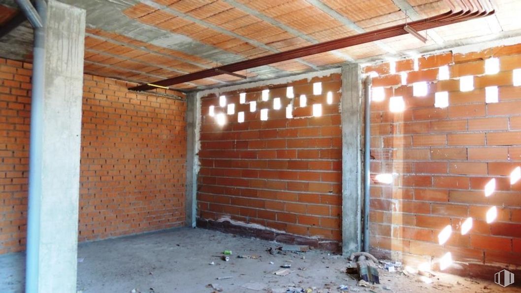 Retail for sale at Calle Rio Sorbe, Azuqueca de Henares, Guadalajara, 28013 with building, wood, brickwork, lighting, brick, flooring, floor, house, beam and building material around