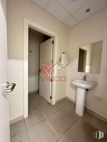 Retail for rent at Calle Fermín Caballero, Cuenca, 16004 with sink, door handle, mirror, door, plumbing fixture, property, building, bathroom, fixture and tap around