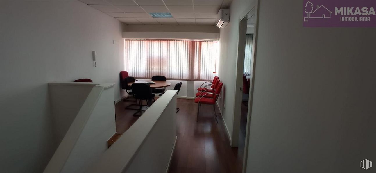 Industrial for sale at Polígono Las Cubiertas, Griñón, Madrid, 28971 with furniture, property, fixture, floor, flooring, hall, wood, ceiling, chair and hardwood around