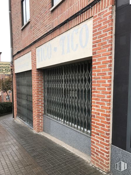 Local en alquiler en Carretera Trescasas, 7, Segovia, 40003 con ventana, edificio, superficie de carretera, accesorio, madera, ladrillo, albañilería, asfalto, material de construcción y fuente alrededor