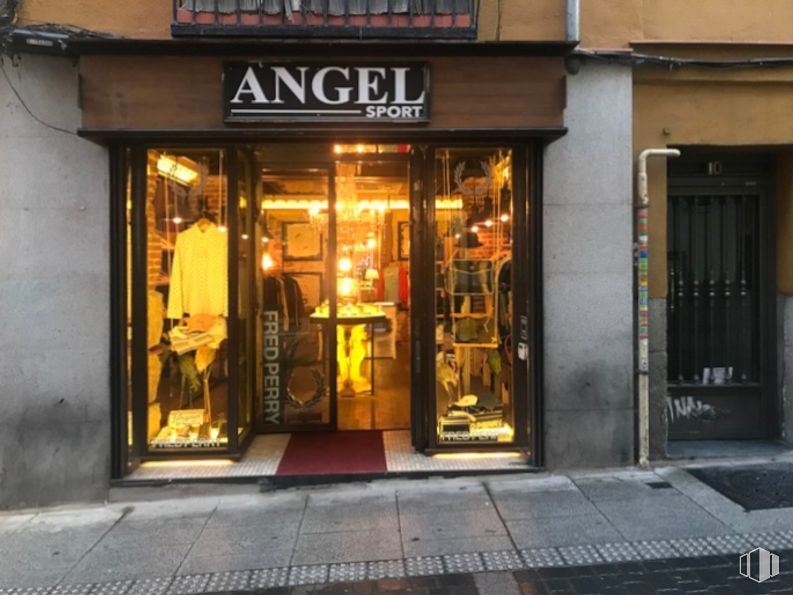 Local en alquiler en Calle San Marcos, 10, Centro, Madrid, 28004 con puerta, mueble, edificio, ámbar, fachada, accesorio, ciudad, venta minorista, calle y noche alrededor