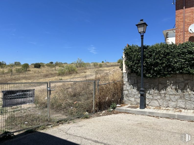 Suelo en venta en Calle San Joaquín y Santa Ana, Navas del Rey, Madrid, 28695 con cielo, planta, luz de la calle, superficie de la carretera, lote de terreno, edificio, malla, hierba, paisaje y asfalto alrededor