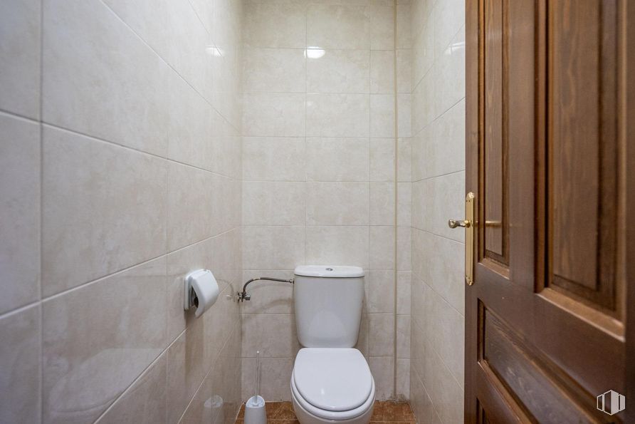 Retail for sale at Travesía de Federico García Lorca, 5, Mejorada del Campo, Madrid, 28840 with toilet, door, toilet seat, bathroom, wall, plumbing fixture, flooring, floor, plumbing and interior design around