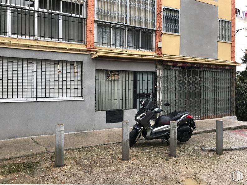 Local en venta en Calle de Carracedo, 7, La Latina, Madrid, 28024 con motocicleta, neumático, rueda, propiedad, ventana, edificio, vehículo, neumático de automoción, madera y guardabarros alrededor