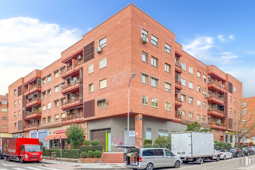 Oficina en alquiler y venta en Calle Alaró, 7, Barajas, Madrid, 28042 con camión, coche, edificio, rueda, cielo, vehículo terrestre, neumático, nube, ventana y propiedad alrededor