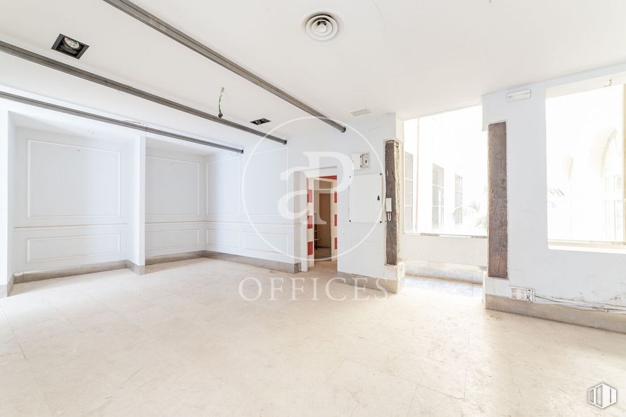 Oficina en alquiler en Zona Centro, Centro, Madrid, 28004 con puerta, ventana, edificio, accesorio, madera, hall, suelos, suelo, madera dura y pintura alrededor