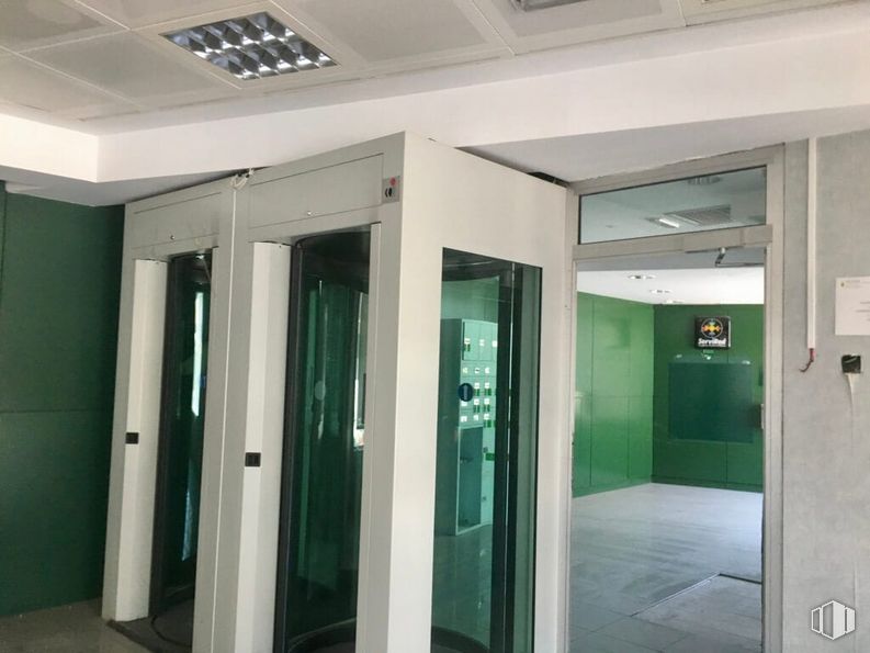 Retail for sale at Calle Virgen de Icíar, 17, Alcorcón, Madrid, 28921 with fixture, building, door, automotive exterior, hall, interior design, vehicle door, flooring, floor and wall around