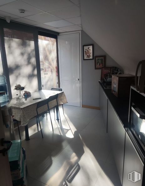 Oficina en alquiler en Calle Agustín de Foxá, 25, Chamartín, Madrid, 28036 con mesa, propiedad, edificio, ventana, interiorismo, escritorio, suelo, suelos, silla y cocina alrededor