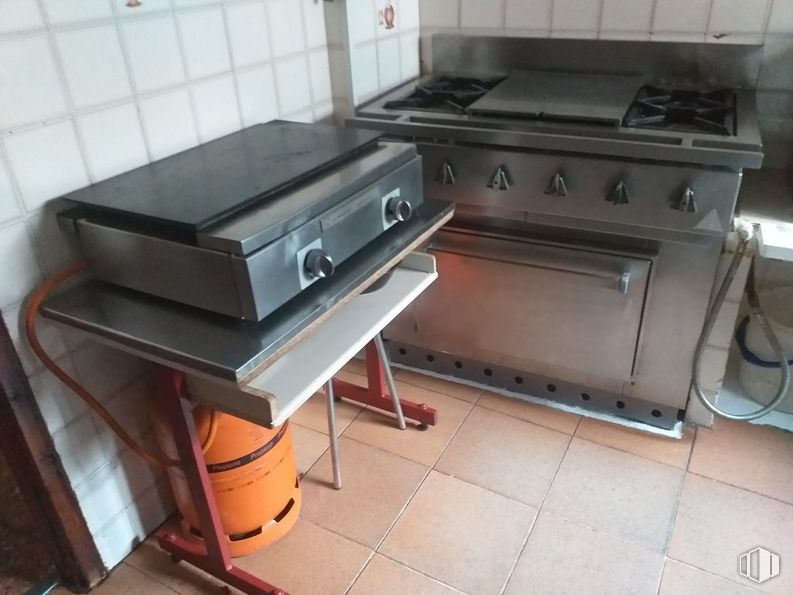 Local en venta en Plaza Coronación, 13, Pozuelo de Alarcón, Madrid, 28223 con mesa, aparato de cocina, estufa de gas, estufa de cocina, placa de cocción, electrodoméstico, estufa, cocina, piso y cocinar alrededor