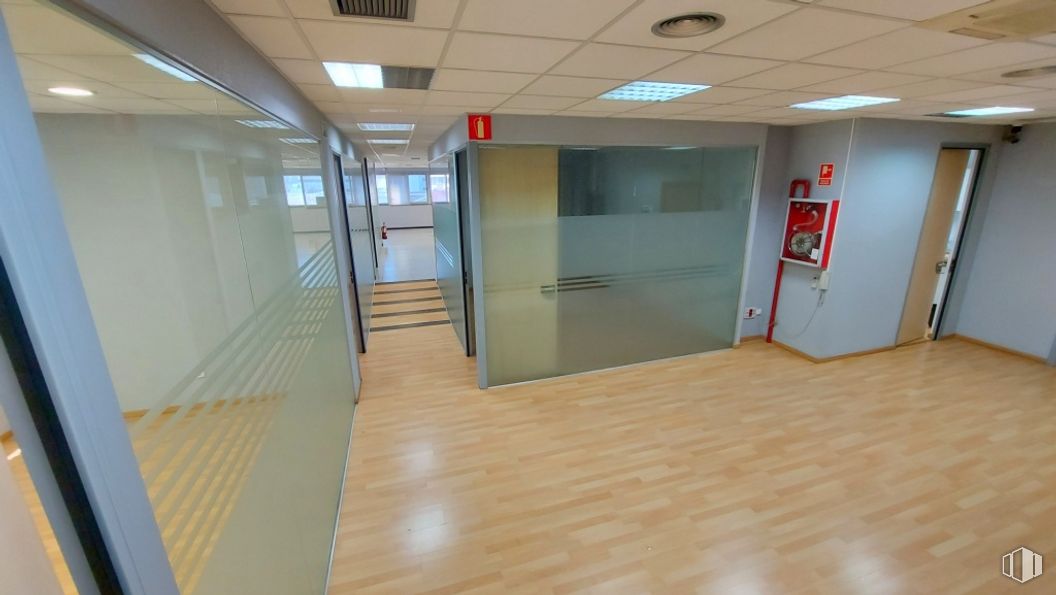 Oficina en alquiler y venta en Calle San Sotero, 5, San Blas - Canillejas, Madrid, 28037 con accesorio, edificio, puerta, interiorismo, suelos, suelo, hall, madera, vidrio y techo alrededor