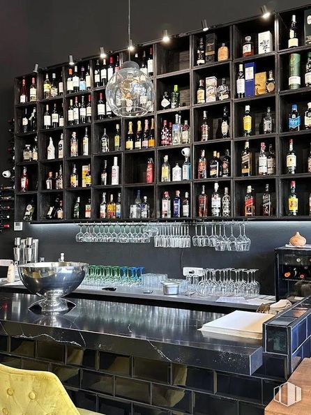 Local en alquiler en Calle Bruselas, Las Rozas de Madrid, Madrid, 28230 con alumbrado, estante, producto, vajilla, establecimiento de bebidas, estantería, barware, vajilla, interiorismo y encimera alrededor