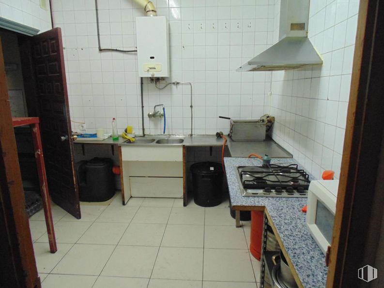 Retail for sale & for rent at Calle Independencia, 3, Ávila, 05005 with gas stove, kitchen appliance, home appliance, countertop, floor, flooring, cabinetry, kitchen, window and gas around