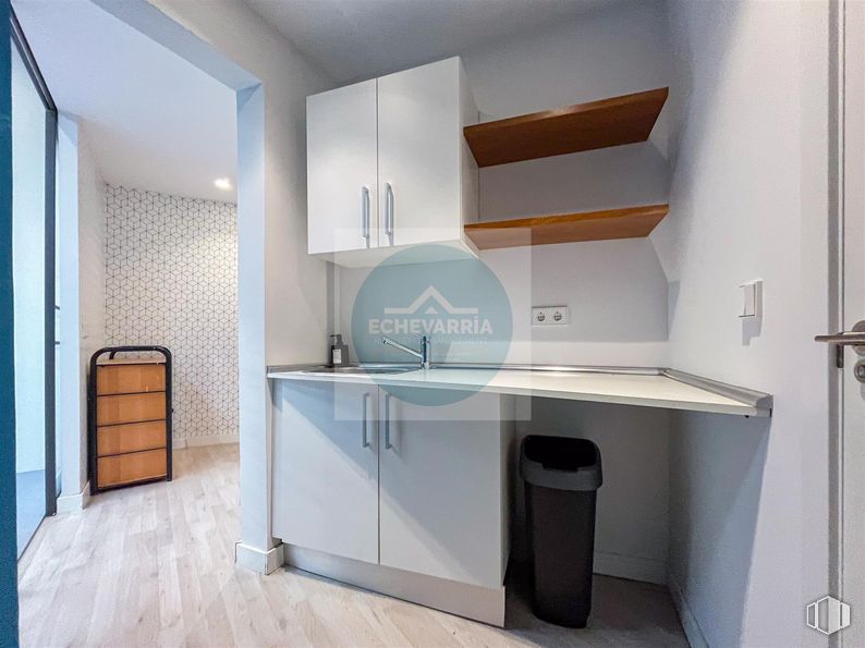 Oficina en alquiler en Calle Sagasta, Chamberí, Madrid, 28004 con contenedor de basura, ebanistería, alacena, mueble, interiorismo, suelo, apartamento, habitación y cajón alrededor