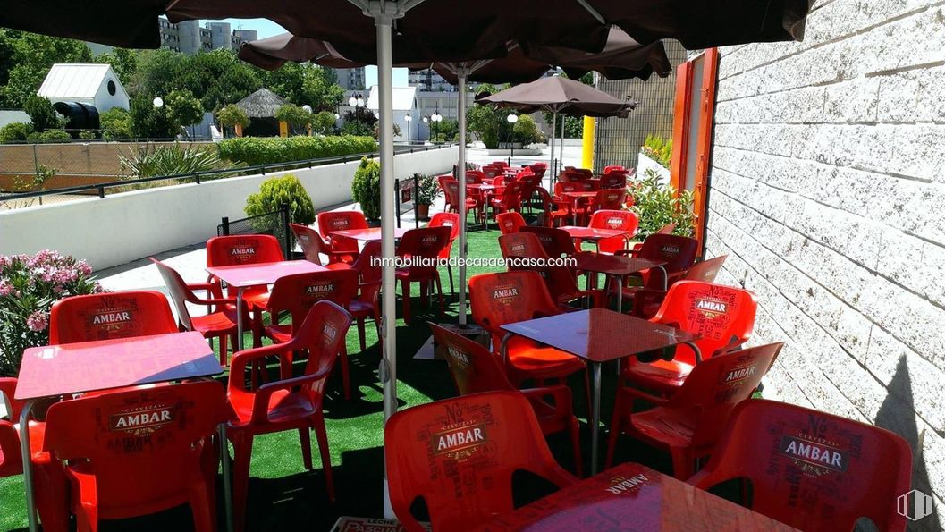 Local en venta en C. C. El Val, Avenida Castilla, 6, Alcalá de Henares, Madrid, 28804 con silla, paraguas, mesa, mesa, rojo, restaurante, mesa de exterior, restaurante de comida rápida, cafetería y muebles de exterior alrededor