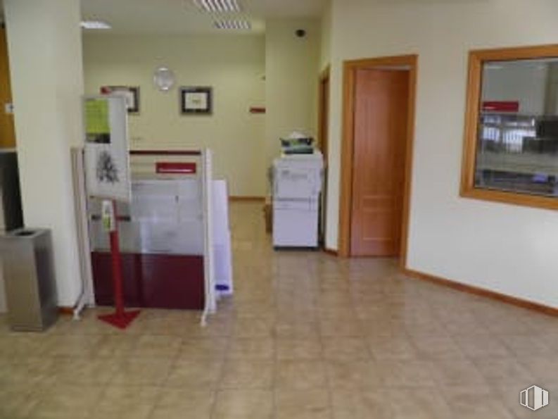 Retail for sale at Calle Nueva, Lastras de Cuéllar, Segovia, 40352 with door, window, flooring, floor, interior design, ceiling, tile flooring, hardwood, varnish and wood flooring around