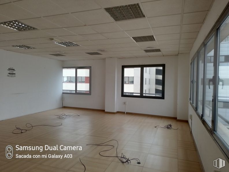 Oficina en alquiler en Calle Gamonal, Villa de Vallecas, Madrid, 28031 con ventana, accesorio, edificio, pasillo, madera, pavimentos, piso, pared, propiedad material y vidrio alrededor