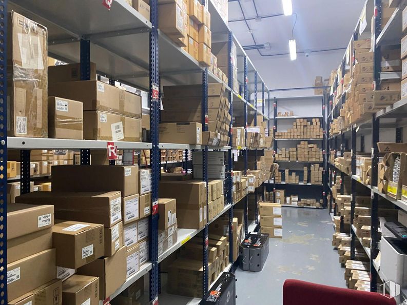 Industrial for sale at Parque Empresarial San Fernando de Henares, San Fernando de Henares, Madrid, 28830 with shelving, shelf, inventory, shipping box, warehouse, box, cardboard packaging, retail, packaging and labeling and cardboard around