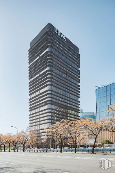 Oficina en alquiler en Edificio Castellana 81, Paseo Castellana, 81, Tetuán, Madrid, 28046 con edificio, rascacielos, cielo, tiempo de día, casa, bloque de pisos, diseño urbano, condominio, edificio comercial y ciudad alrededor