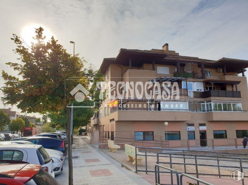 Local en venta en Zona del Juzgado de Paz, Humanes de Madrid, Madrid, 28830 con coche, edificio, nube, cielo, vehículo, ventana, planta, iluminación automotriz, árbol y placa de matrícula del vehículo alrededor