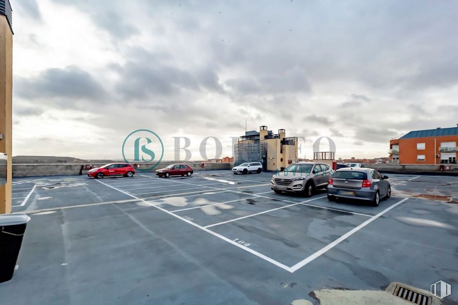 Industrial for rent at Edificio Novosur, Avenida Rosales, 42, Villaverde, Madrid, 28041 with car, building, cloud, land vehicle, wheel, sky, tire, vehicle, motor vehicle, automotive lighting and automotive design around