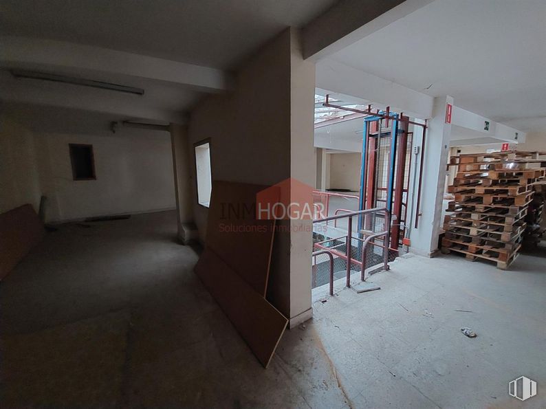 Retail for sale at Zona centro, Arévalo, Ávila, 05200 with wood, hall, flooring, floor, ceiling, hardwood, living room, shelving, bookcase and building around