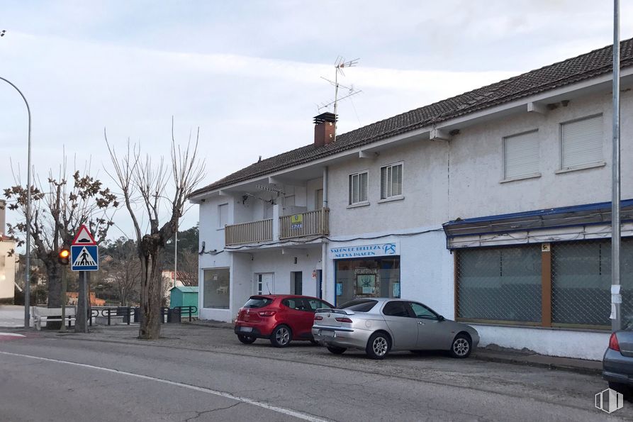 Retail for rent at Travesía Dos de Mayo, 35, Valdemaqueda, Madrid, 28295 with car, building, window, automotive parking light, wheel, sky, tire, property, vehicle and cloud around