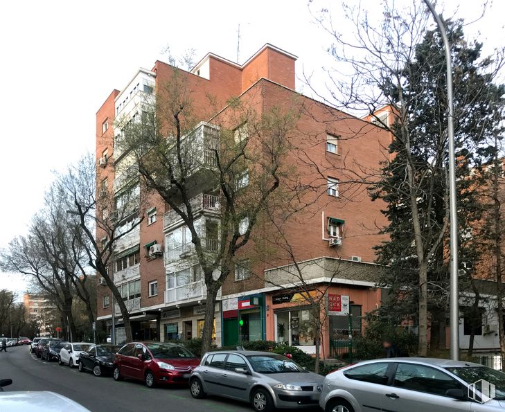 Local en alquiler en Calle Puerto Rico, Chamartín, Madrid, 28016 con coche, edificio, luz de estacionamiento automotriz, rueda, neumático, cielo, vehículo, ventana, infraestructura y vehículo de motor alrededor