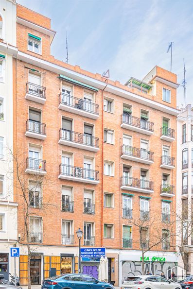 Retail for rent at Calle Guzmán el Bueno, 48, Chamberí, Madrid, 28015 with building, daytime, window, apartment, urban area, city, residential area, neighbourhood, facade and town around