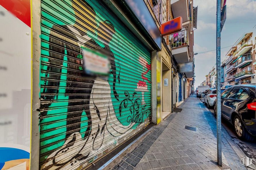 Retail for sale at Calle Ferroviarios, Usera, Madrid, 28026 with car, wheel, tire, daytime, building, automotive lighting, infrastructure, automotive design, architecture and road surface around