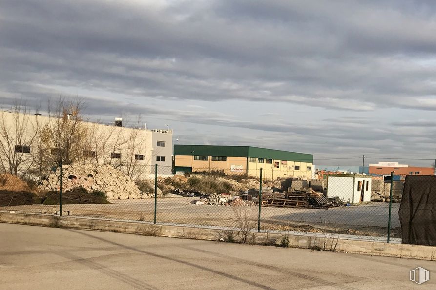 Suelo en venta en Poligono Industrial El Guijar, Arganda del Rey, Madrid, 28500 con edificio, nube, cielo, planta, superficie de la carretera, árbol, terreno, asfalto, casa y barrio alrededor