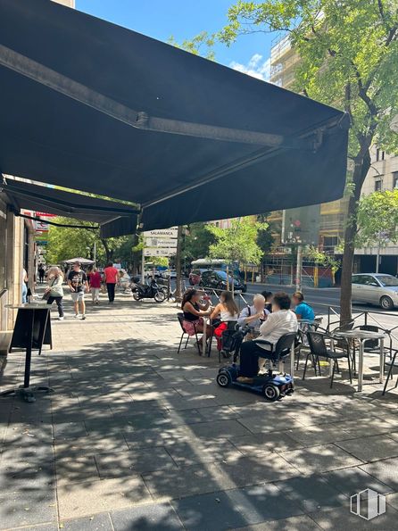 Local en alquiler en Zona Guindalera, Salamanca, Madrid, 28028 con persona, ropa, cielo, superficie de la carretera, sombra, asfalto, árbol, diseño urbano, ocio y ciudad alrededor