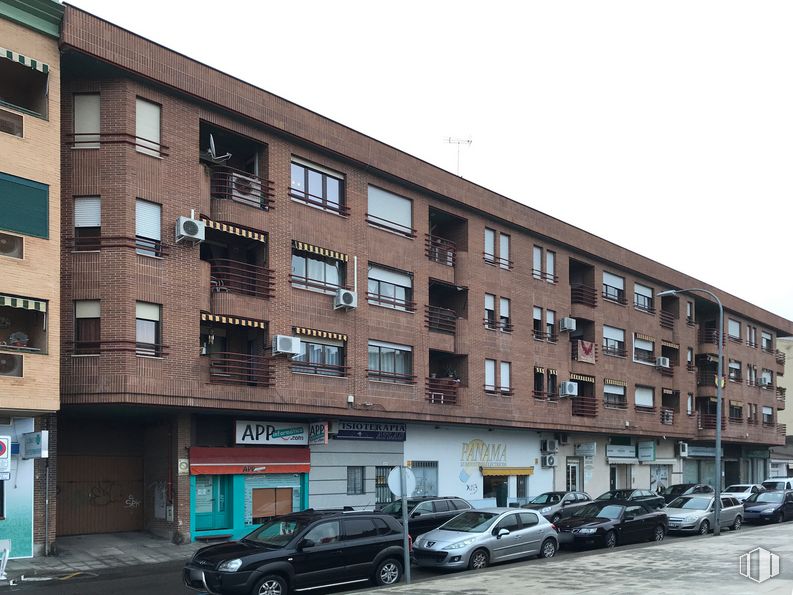 Local en alquiler en Avenida Coronel Baeza, 19, Toledo, 45004 con coche, edificio, vehículo terrestre, rueda, neumático, luz de estacionamiento automotriz, cielo, ventana, propiedad y vehículo alrededor